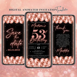 Op de afbeelding: Drie smartphones met een digitale geanimeerde uitnodigingssjabloon. Het ontwerp heeft een zwarte achtergrond met roségouden ballonnen en tekst met de tekst "Save the date" en "Madison's 53e verjaardag". De derde telefoon zegt "bedankt".