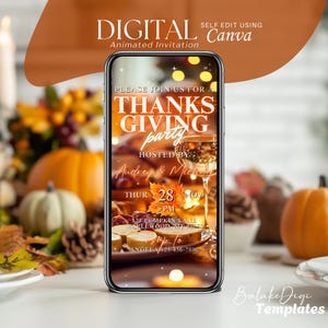 Peut inclure: Une invitation numérique pour une fête de Thanksgiving affichée sur un smartphone. L'invitation présente le texte "Thanksgiving Party" avec la date, l'heure et les noms des hôtes. L'arrière-plan comprend des citrouilles, des feuilles d'automne et un verre de vin.