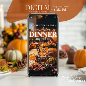 Peut inclure: Un smartphone affiche une invitation numérique pour un dîner d'action de grâce entre amis. L'invitation comprend du texte, notamment « Rejoignez-nous pour un dîner d'action de grâce entre amis », ainsi que la date, l'heure et le lieu. L'arrière-plan comprend des citrouilles et des feuilles d'automne.