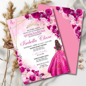 Może przedstawiać: R&oacute;żowe i złote zaproszenie na Quincea&ntilde;era z kwiatową ramką i rysunkiem dziewczyny w r&oacute;żowej sukience. Tekst brzmi "MR. & MRS. GARCIA INVITE YOU TO CELEBRATE THE QUINCEA&Ntilde;ERA OF OUR DAUGHTER Isabella Clara SATURDAY | APRIL 20, 20xx | 10:00 AM SACRED HEART CHURCH 123 Anywhere St., Any City, ST 12345 reception to follow AT 1:00 PM GARCIA FAMILY HALL 123 Anywhere St., Any City, ST 12345 RSVP BY JULY 5TH ISABELLA 123-456-7890"