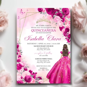 Może przedstawiać: R&oacute;żowe i białe kwiatowe zaproszenie na Quincea&ntilde;era z złotymi akcentami. Zaproszenie zawiera koronę, dziewczynę w r&oacute;żowej sukni oraz tekst "Isabella Clara" i "RSVP do 5 lipca".