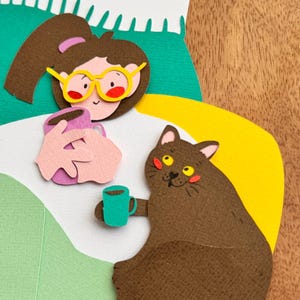 Coffee Time Original Papierkunst – Handgemachte Papierillustration von Mädchen mit Katze und Kaffee – Kuschelige Wandkunst von Veronika Timokhina