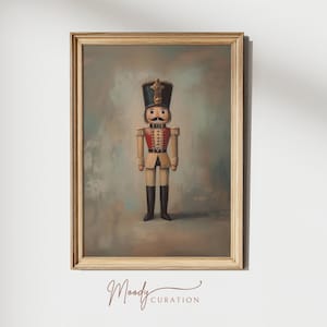 Puede incluir: Impresión enmarcada de un soldado cascanueces vintage. La obra de arte presenta una representación detallada del cascanueces con un uniforme clásico con sombrero negro, chaqueta roja y botas negras. El fondo tiene un efecto pictórico apagado.
