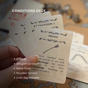 Puede incluir: Un mazo de cartas de estilo vintage, con el texto "CONDITIONS DECK" en la parte superior. Las cartas tienen esquinas redondeadas y un acabado mate. Una carta dice "PRONE" con una ilustración de flecha. El mazo incluye 27 cartas.
