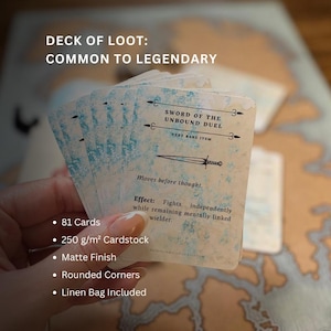 Könnte beinhalten: Ein Kartenspiel mit dem Text "DECK OF LOOT: COMMON TO LEGENDARY". Die Karten haben eine Vintage-Ästhetik mit blauen Akzenten und zeigen eine Schwertillustration. Der Text auf den Karten lautet "SWORD OF THE UNBOUND DUEL" und "VERY RARE ITEM".