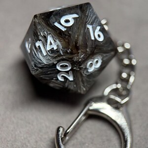 Ręcznie robiony brelok do kluczy D20, zestaw breloków do kluczy z szarym kamieniem i białą kostką DND, torba TTRPG, zawieszka do telefonu