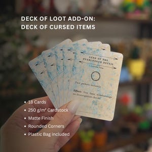 Puede incluir: Un mazo de cartas con el texto "Deck of Cursed Items" y "Lens of the Overlooked Detail". Las cartas tienen una estética vintage con detalles azules y esquinas redondeadas. El mazo incluye 18 cartas hechas de cartulina de 250 g/m² con acabado mate.