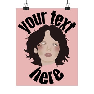 Könnte beinhalten: Ein rechteckiges Poster mit hellrosa Hintergrund und einer zentralen Illustration einer Person mit dunklem, welligem Haar und leeren weißen Augen. Der schwarze Text "your text here" ist oben bogenförmig und unten geschwungen.