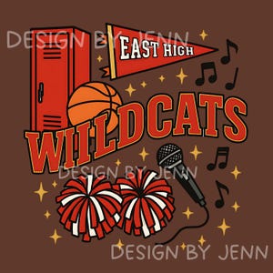 Può includere: Pompoms da cheerleader rossi e bianchi, una palla da basket, uno spogliatoio rosso, un pennone rosso con il testo "East High", un microfono e note musicali. Il testo "Wildcats" è in lettere rosse e bianche.