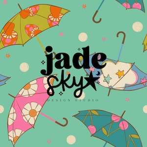 Puede incluir: Un patrón repetido de paraguas coloridos sobre un fondo turquesa. Los paraguas presentan varios diseños, incluyendo flores, setas y estrellas. El texto "jade sky DESIGN STUDIO" está superpuesto en la imagen.