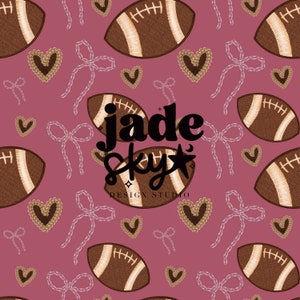 Puede incluir: Patrón repetitivo sobre un fondo malva con balones de fútbol americano marrones, corazones de punto y lazos rosa claro. El texto "jade sky DESIGN STUDIO" está en el centro de la imagen.
