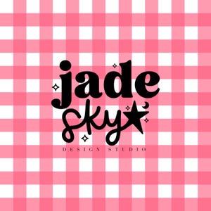 Könnte beinhalten: Das Logo von Jade Sky Design Studio, vor einem rosa-weißen Vichy-Hintergrund. Das Logo zeigt die Worte "jade sky" in einer schwarzen, stilisierten Schriftart mit einem Stern.