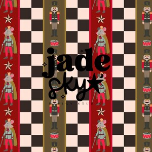 Op de afbeelding: Een herhalend patroon met een dambordontwerp en verticale strepen in rood, bruin en olijfgroen. De strepen bevatten illustraties van notenkrakers, muizen in capes, sterren en drums. De tekst "jade sky design studio" is overgelegd.