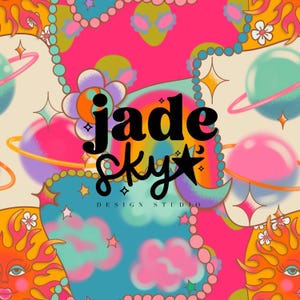 Peut inclure: Un design psychédélique vibrant avec le texte "jade sky" et une étoile, entouré de planètes, d'étoiles et d'éléments floraux dans des tons de rose, de bleu, d'orange et de vert. Les mots "DESIGN STUDIO" sont également présents.