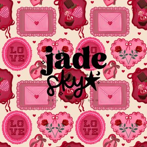 Könnte beinhalten: Ein sich wiederholendes Muster mit rosa und roten Illustrationen zum Valentinstag. Das Design umfasst Herzen, Umschläge, Schlösser, Rosen und den Text "LOVE". Die Worte "jade sky" sind ebenfalls vorhanden.
