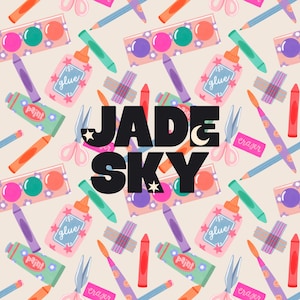 Peut inclure: Un motif répétitif de fournitures scolaires comprenant des boîtes de peinture, des flacons de colle, des ciseaux, des crayons, des tubes de peinture et des gommes sur fond clair. Le texte noir JADE SKY est centré avec une étoile et une lune.