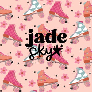 Puede incluir: Un patrón de patines de ruedas rosa y blanco sobre un fondo rosa. Los patines de ruedas tienen diferentes diseños, incluyendo a cuadros, nubes y estrellas. El texto "jade sky design studio" está en el centro del patrón.