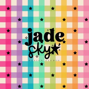 Peut inclure: Un motif coloré avec un motif à carreaux dans les tons de rose, violet, bleu, vert, jaune et orange. Des étoiles noires sont dispersées sur le fond. Les mots "jade sky DESIGN STUDIO" sont au centre.