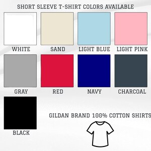 Puede incluir: Imagen que muestra una carta de colores para camisetas de manga corta. Los colores incluyen blanco, arena, azul claro, rosa claro, gris, rojo, azul marino, carb&oacute;n y negro. El texto dice "GILDAN BRAND 100% COTTON SHIRTS". Tambi&eacute;n hay un dibujo de una camiseta.