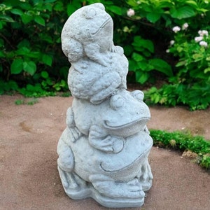 Concrete garden frogs, Backyard animals sculpture, Patio ornament, Outdoor beton frogs, Detailed toad figure, Frogs tower art