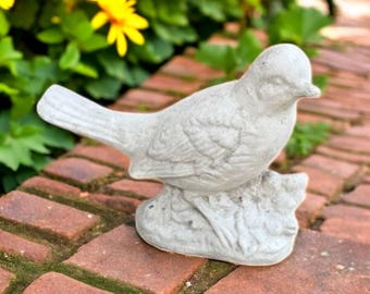 Concrete robin bird, Outdoor bird sculpture, Small robin on log, Outdoor bird figure, Lawn ornament, Bird home decor, Garden bird