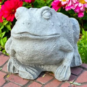 Concrete frog figure, Yard animal sculpture, Smiling frog, Garden decor, Animal art, Frog lover gift, Toad figurine, Porch ornament