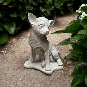 Figurine détaillée de chien chihuahua, chiot assis en béton sur une base, statue d&#39;animal de compagnie cadeau en ciment, figurine de décoration de jardin, ornement d&#39;art de jardin