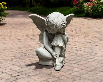 Fille de lutin de jardin, ornement de fée de pelouse, statue de lutin en béton, décoration de lutin en pierre, fée assise en plein air, idée de lutin de maison, lutin détaillé