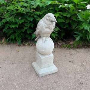 Realistic crow on pedestal figure, Garden wild raven on rock sculpture, Birds lovers statue for gift, Backyard cement decor, Yard bird art