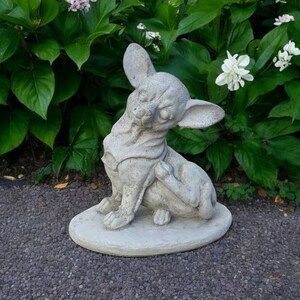 Figurine en béton de chien chihuahua, statue de pierre tombale pour animal de compagnie de patio, figurine chihuahua pour jardin, chiot assis sur son socle, mémorial pour animal de compagnie chihuahua