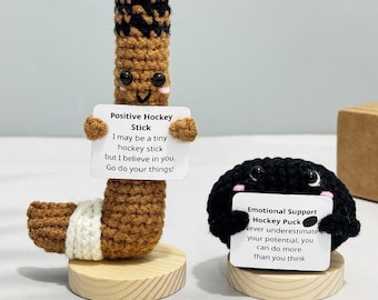 Handvirkat virkat set med puck och klubba | Virkad leksak för emotionellt stöd | Rolig present till hockeyfans, sportälskare | Virkad skrivbordsdekoration