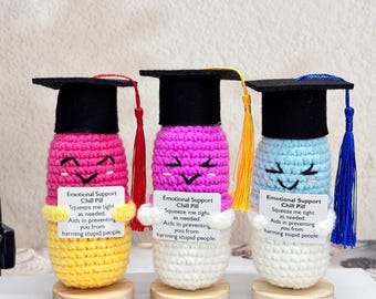Bedårande virkad Chill Pill & examenshatt med tofs, emotionellt stöd Chill Pill, virkade amigurumi-piller, examenspresent 2026, rolig skrivbordsdekoration