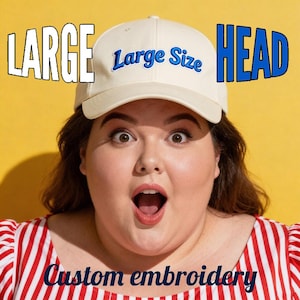 以下が含まれることがあります： クリーム色の野球帽。青色で「Large Size」と刺繍されています。「LARGE」の文字が帽子の上に、「HEAD」の文字が右側にあります。「Custom embroidery」のフレーズが下にあります。