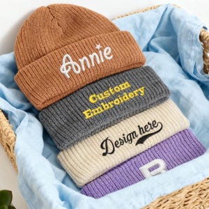 Personalisierte Erwachsene Winter Strickmütze mit Namen ， Benutzerdefinierte Mütze Hut ， Bestickte Strickmütze ， Weihnachtsgeschenke ， Geschenk für Mädchen Jungen Papa Mama