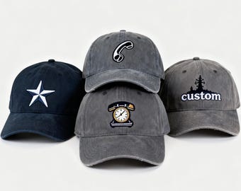 Puede incluir: Cuatro gorras de béisbol en azul marino y gris. Una gorra azul marino presenta una estrella blanca. Las gorras grises tienen diseños bordados: un auricular de teléfono, un teléfono antiguo y la palabra "custom" con una silueta.