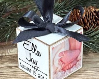 Adorno personalizado con foto de la primera Navidad del bebé, bloque sólido en color marfil
