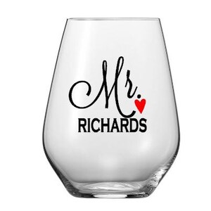 Puede incluir: Una copa de vino de vidrio transparente con el texto "Mr. RICHARDS" y un coraz&oacute;n rojo.