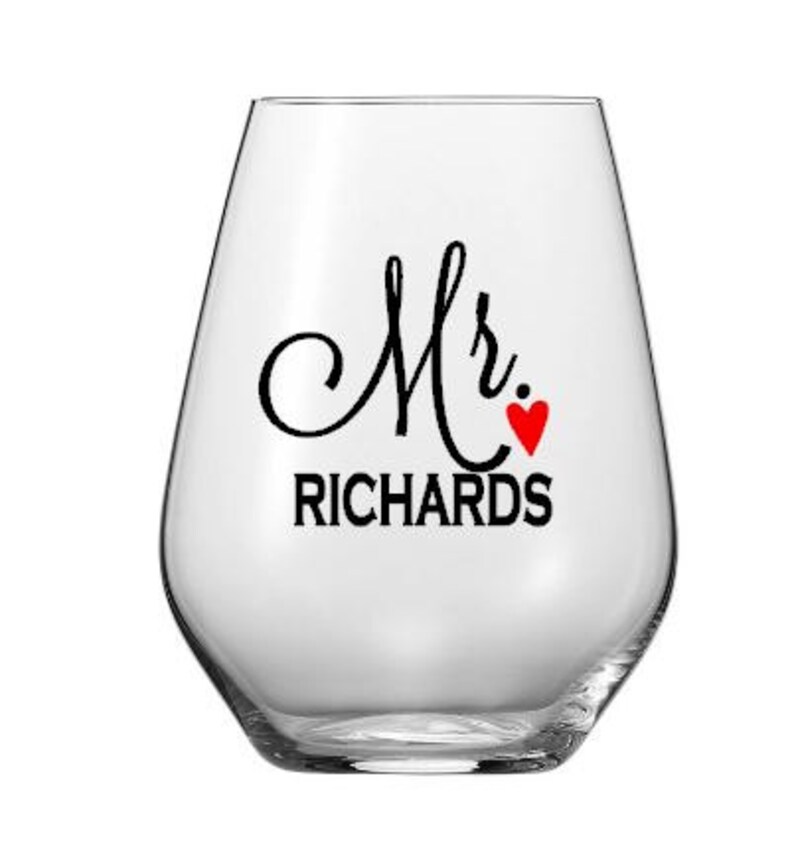 Puede incluir: Una copa de vino de vidrio transparente con el texto "Mr. RICHARDS" y un coraz&oacute;n rojo.