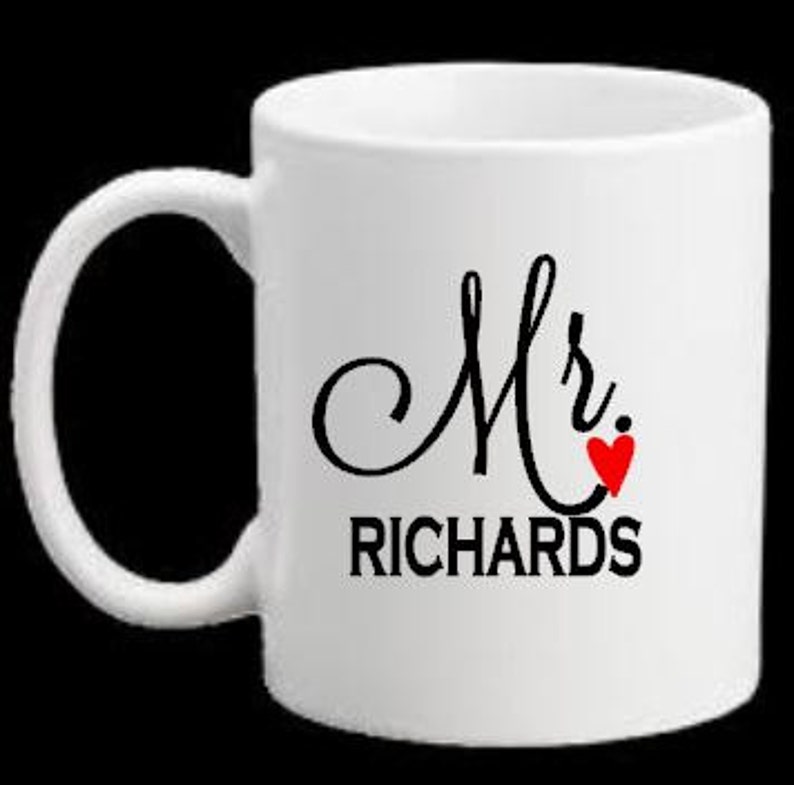 Puede incluir: Taza de cer&aacute;mica blanca con un "Mr." en cursiva negra y un peque&ntilde;o coraz&oacute;n rojo. El apellido "RICHARDS" est&aacute; impreso en negro debajo del coraz&oacute;n.