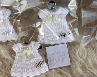 Imán de vestido de bebé de ganchillo, recuerdos personalizados para baby shower, regalo de bienvenida para bebé, recuerdos de bautizo, obsequios para recién nacidos, recuerdo para invitados