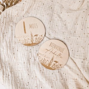 Set van gepersonaliseerde houten mijlpaalkaarten van de oceaanbodem met de voornaam van de geboorte
