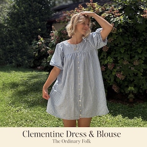 Peut inclure: Robe à imprimé vichy bleu clair et blanc, à manches courtes et à boutons sur le devant. La robe arrive au genou et est portée à l'extérieur. Le texte "Clementine Dress & Blouse" et "The Ordinary Folk" est en bas.