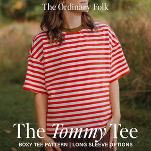 Puede incluir: Una camiseta de manga corta con un patrón de rayas horizontales rojas y blancas y un cuello redondo de color verde oliva sólido. El texto The Ordinary Folk, The Tommy Tee y BOXY TEE PATTERN | LONG SLEEVE OPTIONS está impreso en la imagen.