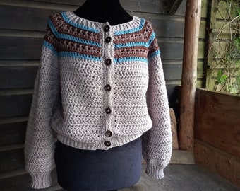 Cardigan FLORRIE. 4958. Cottage douillet, crochet et tricot. Fait main en Angleterre.