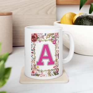 Caneca de cerâmica floral, xícara de café com letra inicial de nome personalizada, caneca de chá com design floral personalizado, presente com monograma para ela, presente de dia das mães