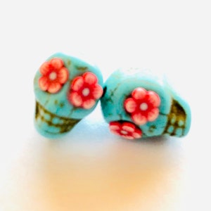 Perles tête de mort en sucre yeux de fleurs rouges en petites perles du jour des morts turquoise 13 mm