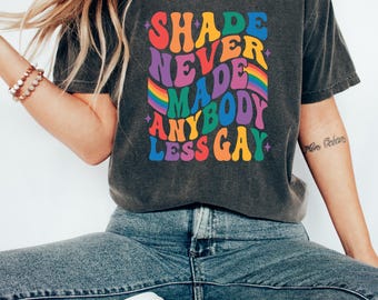 Camiseta "Shade Never Made Anybody Les Gay" (La sombra nunca hizo a nadie menos gay), Comfort Colors, camiseta queer, camiseta lesbiana, camiseta LGBTQ, camiseta del orgullo gay, camiseta del mes del orgullo gay