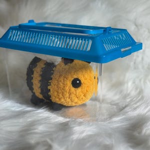 Crocheted Bee Plushie in Mini Terrarium, Handmade Amigurumi Bee Toy, Cute Insect Decor, Nature-Inspired Crochet Gift, Crocheted Bee Plush