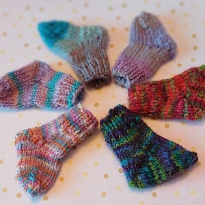 llavero de calcetines de mini chip de lana de punto - calcetín de llave hecho a mano para chip de compras - pequeño regalo - calcetines de muñeca