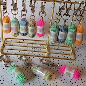 Miniatyrnyckelring med stickad garnboll, handgjord liten garnbollsberlock, karbinhake, handväska, ryggsäck, presentidé